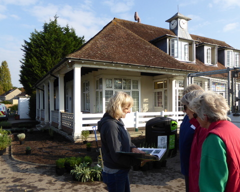 Portia Baker briefs the first volunteers, Sue Anderton, Jane Erridge and Chris Pickard